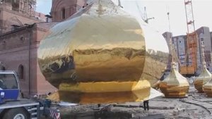 На Тобольский Вознесенский храм подняли 11-тонный купол