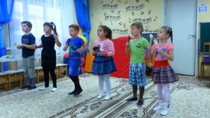 дети играют на ложках