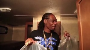 Снуп Догг с пакетами травы (Snoop Dogg sings with weed)