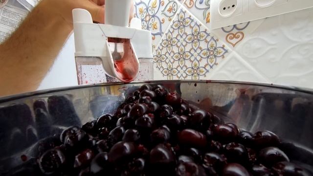 Простой способ убрать косточки из вишни ? с Tescoma Handy смотреть онлайн