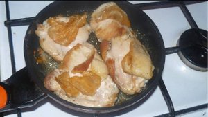 Ароматные куриные бедра на сковороде с чесноком. И быстро, и очень вкусно.