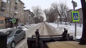 Дорога и музыка. Экскаватор-погрузчик кайфует.