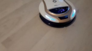 Робот-пылесос Hyundai H-VCRQ80 в работе.