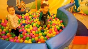 Клим на аттракционах / Детская площадка