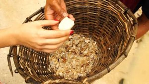 как добывают драгоценные камни, лунный камень))