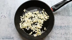 Жареная картошка с лисичками и луком на сковороде