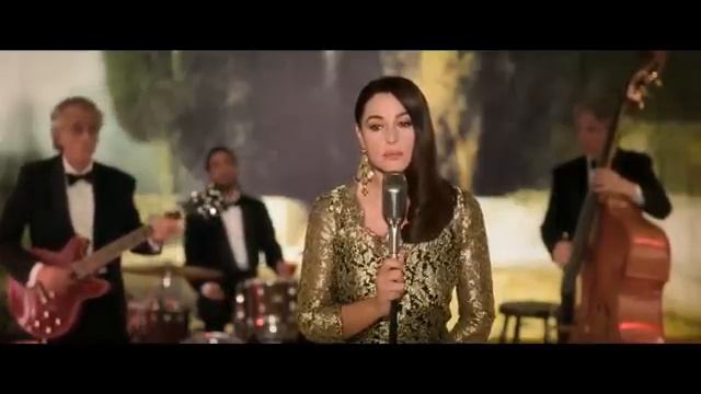 Monica Bellucci sings "Can't Help Falling In Love" смотреть онлайн