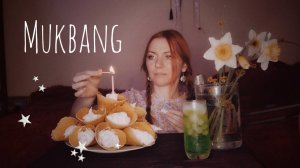 MUKBANG Едим вафли с кремом.