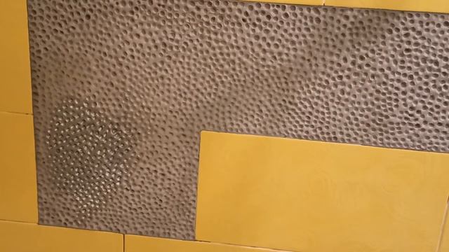 Отделка стены в ванной комнате " под чеканку" из плиточного клея. смотреть онлайн