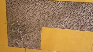 Отделка стены в ванной комнате " под чеканку" из плиточного клея.