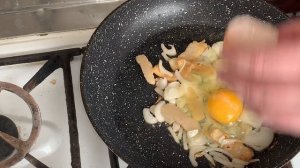 Яичница по деревенски на сале с луком! country style fried eggs