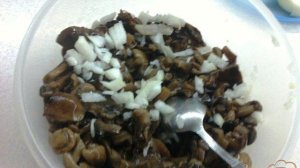 Салат с маринованными опятами