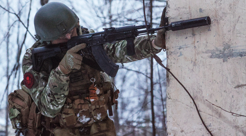 Российские военные зачищают Новомихайловку