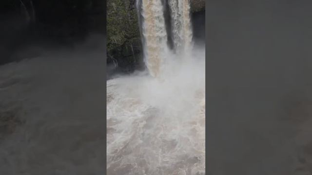 Спуск на байдарке с водопада на Гавайях