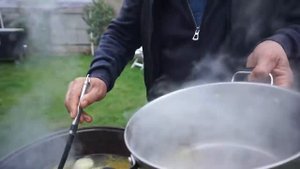 Домашняя птица-цесарка в казане на костре. Рецепт от Жоржа