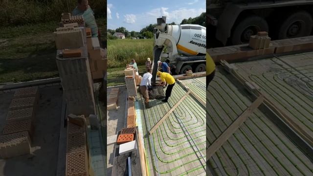 Процесс заливки тёплого пола бетоном из миксера смотреть онлайн
