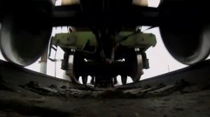 Движущийся поезд, вид снизу.