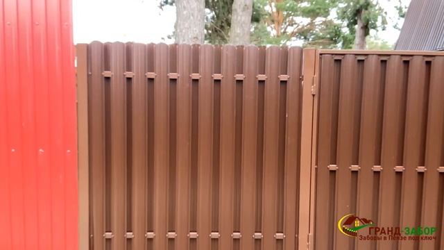 Евроштакетник в шахматном порядке с выносными столбами и калиткой в рамке.