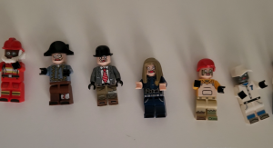 Открываем фигурки зомбаков