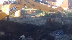 копка колодца трактором jcb