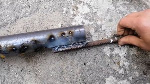 ВАРЮ СВАРКОЙ ПЕРВЫЙ РАЗ!!! Учусь варить инверторной сваркой