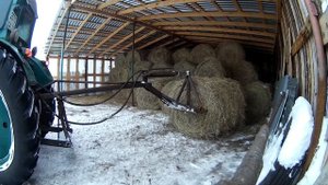 Работа в сеновале. Т-40АМ с погрузчиком на навеске. Сгружаю очередную порцию рулонов