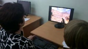 Учитель играет в кс на  уроке информатики.