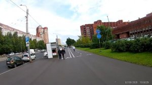 Пешеходы под колесами на велодорожке