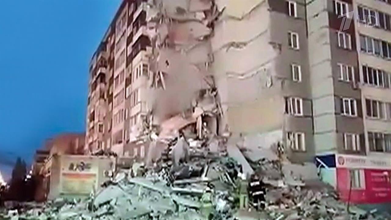 В Ижевске в результате мощного взрыва разрушен подъезд многоэтажного жилого дома