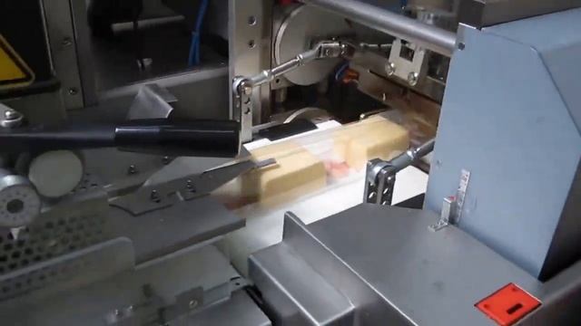 Нарезка и упаковка сыра в газовой среде смотреть онлайн