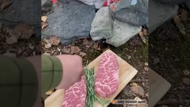 Стейки из мраморной говядины, приготовленные на камне
