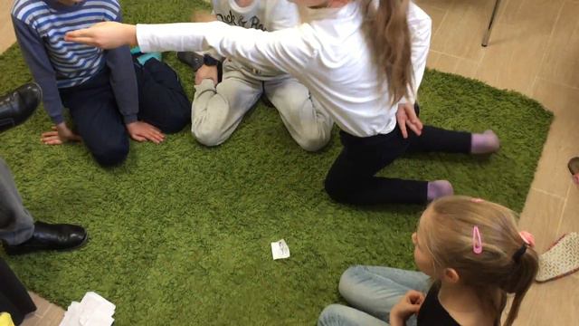 Family&Friends 1 class, playing the "Jobs" game смотреть онлайн