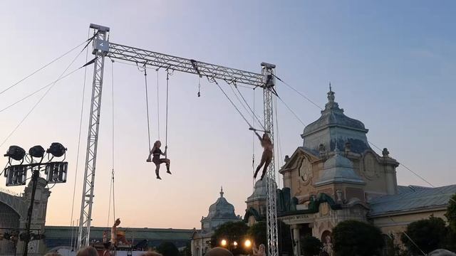 Девочки на качелях смотреть онлайн