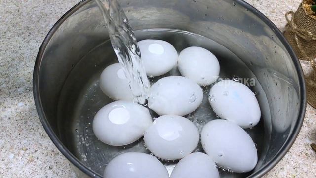 Как красиво покрасить яйца на Пасху с помощью риса. Оригинально и очень быстро. Subtitles смотреть онлайн