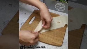Треугольники из лаваша с сыром и помидорами