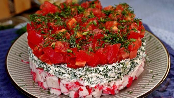 Всего три слоя, а как вкусно!
СЛОЁНЫЙ САЛАТ С ТВОРОГОМ