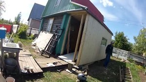 Папа строит летнюю кухню-пристройку на даче.