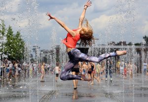 Хоть вымокли мы все, а как танцуем. И... мокрые футболки продадим!