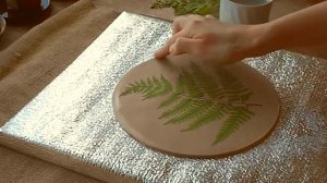 Глиняная тарелка с оттиском растения