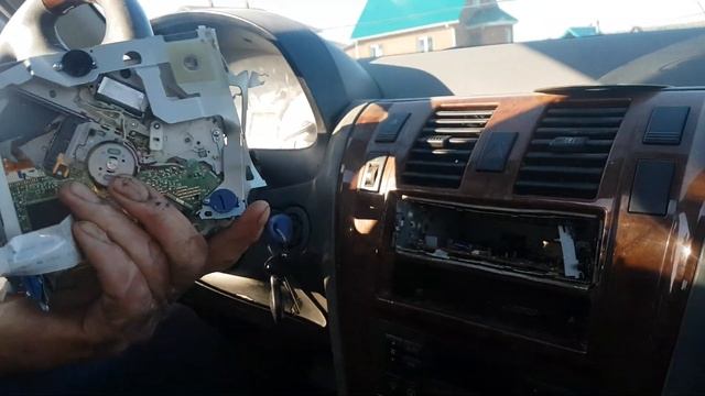 Выдераем автомагнитолу Hyundai таракан