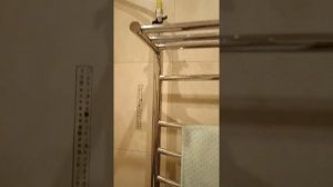Полотенцесушитель не работает, горячая вода появляется через много минут пролива.
