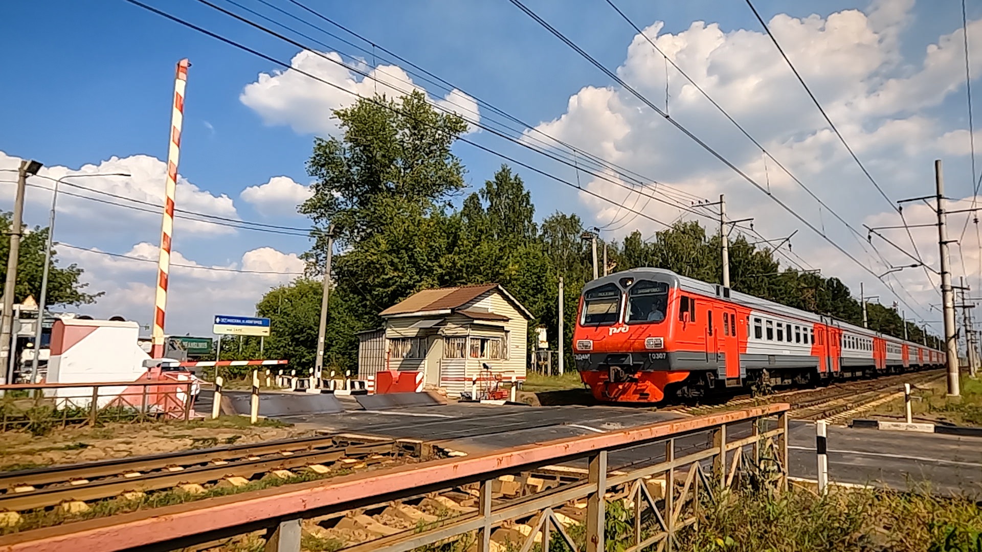 Железнодорожный переезд с двумя шлагбаумами  - обычным и противотаранным / Часть 2