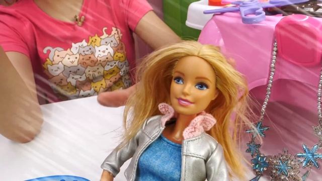 Видео про куклы - Драка в Салоне Красоты! Кукла Барби сделала прическу и подралась из-за Кена! смотреть онлайн