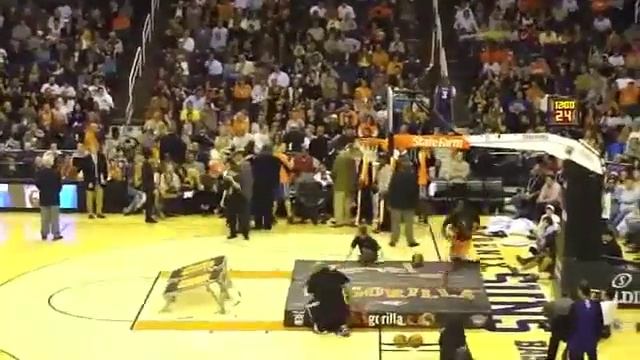 Баскетболист "закинул" самого себя в корзину смотреть онлайн