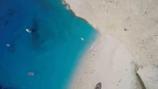 Сумасшедшие прыжки со скалы бухта Навайо на Закинфе смотреть онлайн