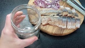 Вкуснейшая закуска с маринованой СЕЛЁДКИ в томатном соке и соевом соусе!