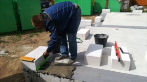 Кладка первого ряда газобетона на фундамент