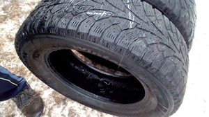 Шины зимние бу Hankook 215/65R16 98T 2 штуки