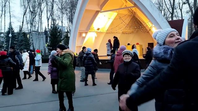 Я ДЛЯ ТЕБЯ ОДНОЙ ЖИВУ, ЛЮБОВЬ МОЯ!?????/ТАНЦЫ В ПАРКЕ ГОРЬКОГО ХАРЬКОВ ДЕКАБРЬ 2021 смотреть онлайн