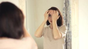 Веки не нависают, брови поднялись. Японский метод омоложения глаз за пять минут.